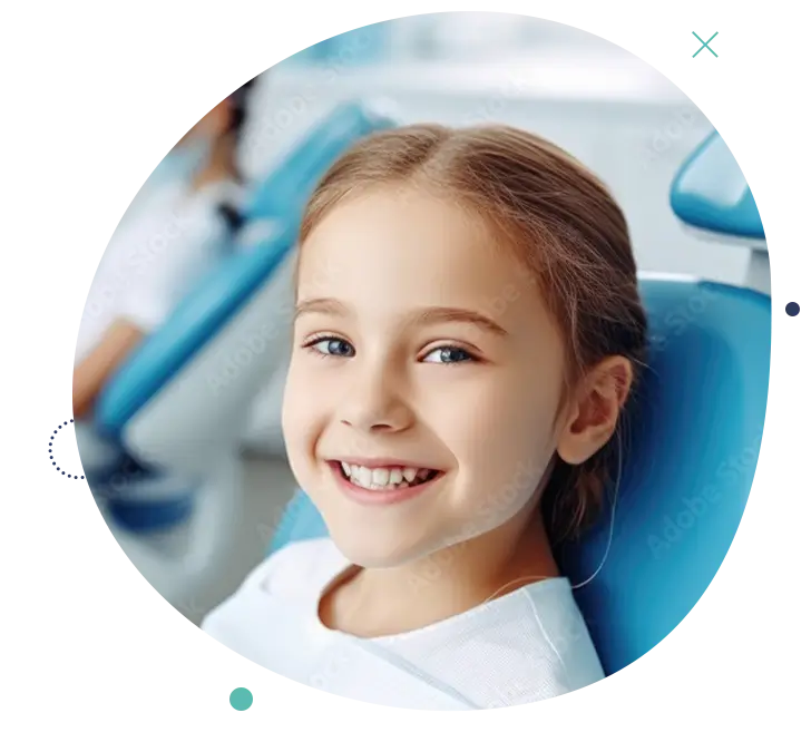 Bambina sorridente seduta sulla poltrona del dentista